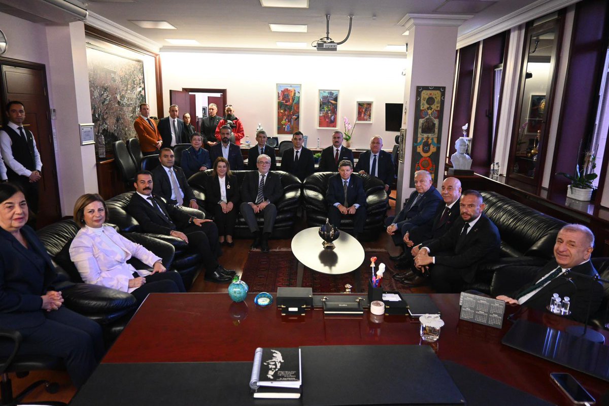 zaferpartisi's tweet photo. Genel Başkanımız Sayın Prof. Dr. Ümit Özdağ; Genel Sekreterimiz Cezmi Polat; Genel Başkan Yardımcılarımız Mehmet Akif Cenkci, Musa Ertugan, Özcan Pehlivanoğlu, Seyit Yücel ve Suzan Küçüksaraç GİK Üyelerimiz Erdoğan Erhan ve Muharrem Özçelik; Yüksek İstişare Kurulu Üyemiz İbrahim Doğan; Genel Başkan Başdanışmanımız Ertuğrul Tolga Orhan ve Eskişehir İl Başkanımız Hasan Demir ile birlikte Eskişehir Büyükşehir Belediye Başkanı Sayın Ayşe Ünlüce’yi makamında ziyaret etti.

Nazik misafirperverliği için Sayın Ayşe Ünlüce’ye ve CHP Eskişehir Milletvekili Jale Nur Süllü ile CHP Eskişehir İl Başkanı Av. Talat Yalaz'a teşekkürlerimizi sunarız. 

#ParolamızZafer