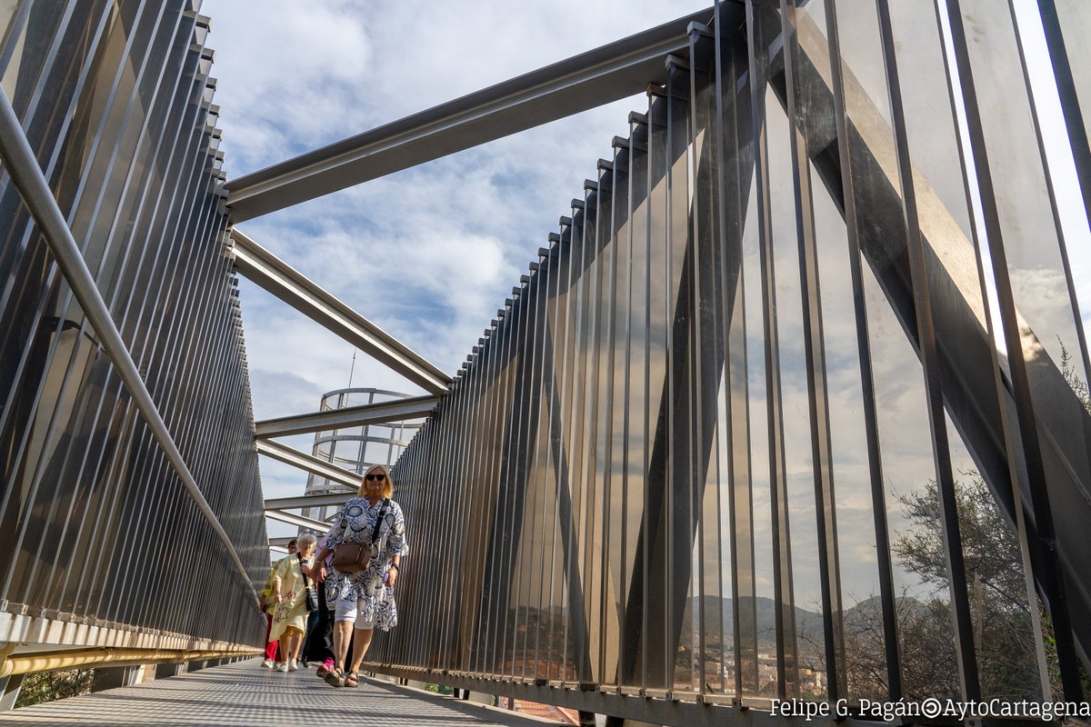 Si buscas la mejor vista de Cartagena  el ascensor panorámico te lleva a ella.
En pocos segundos ascenderás hasta un mirador abierto al mar, al puerto y al corazón histórico de la ciudad. Una experiencia perfecta para empezar tu visita al Castillo de la Concepción .
