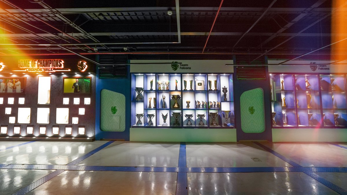 FalconsEsport's tweet image. Trying to figure out the best place to showcase this trophy. Where do you think? 🤔

#FalconsAreHere - #BLASTR6