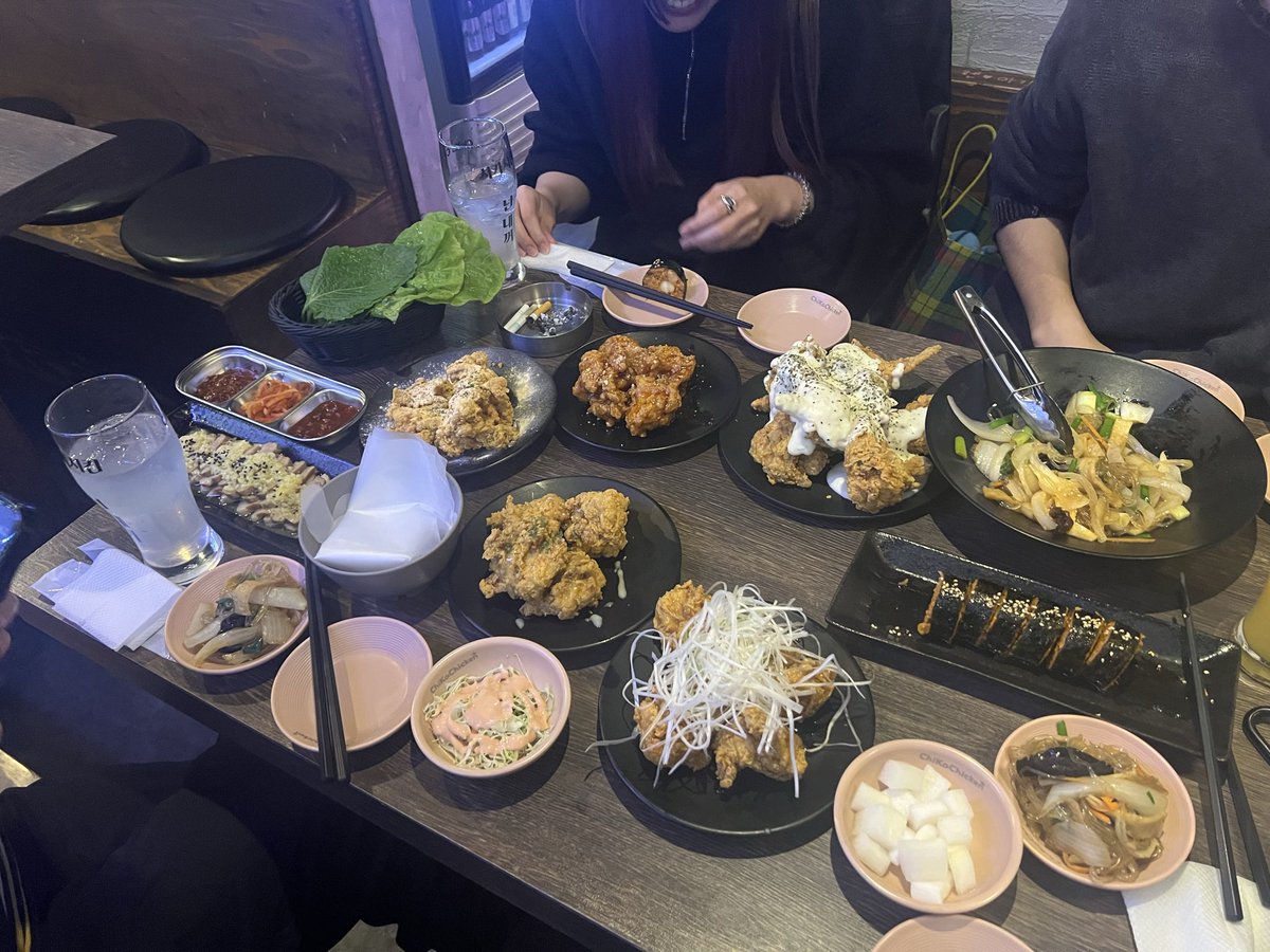 TFC_SouthpawDog's tweet photo. 約一年ぶりにこの子たちとご飯を食べて幸せを感じさせてもらってます。

この一年、三人の環境も大きく変わり、様々な環境で成長した姿を見させてもらった。沢山悩んでる姿も知ってるし、お互いに対する意識の変化も聞いた。

この三人は良き友であり、良きライバルになってくれてる。これぞ正に〈サウスポードッグ〉のカタチです。

彼らには売れてほしいとかそんな気持ちは無い。あっ、それは嘘かも（笑）できれば売れてほしい😊だからと言って媚を売るような人間にはなってほしくない。

僕は彼ら三人がそれぞれの夢や目標を叶えられる人間になってほしいと思って接しています。そして、世に出てほしい。

今回舞台挑戦してみて、さらに夢や目標を叶える姿を見てみたい役者もいます。お手伝いしたい人がいます。

サウスポードッグという場所は、そんな人たちが集まる場所です。