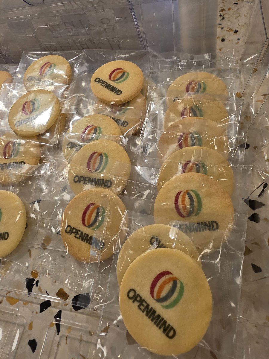 안녕하세요. 오늘 <a href="/openmind_agi/">OpenMind</a> 시작했습니다.

좋은 기회가 있어서 지인분들과 오픈마인드 밋업이 참여했는데 저번에 sentient 밋업했던곳이랑 위치가 똑같네요 ㅋㅋ

일찍와서 음식도먹어봤는데 쿠키가 참 맛있더라구요! 두개나먹었음.

니니쌤도 열심히 일하는거보니까 오픈마인드 진짜 유망한