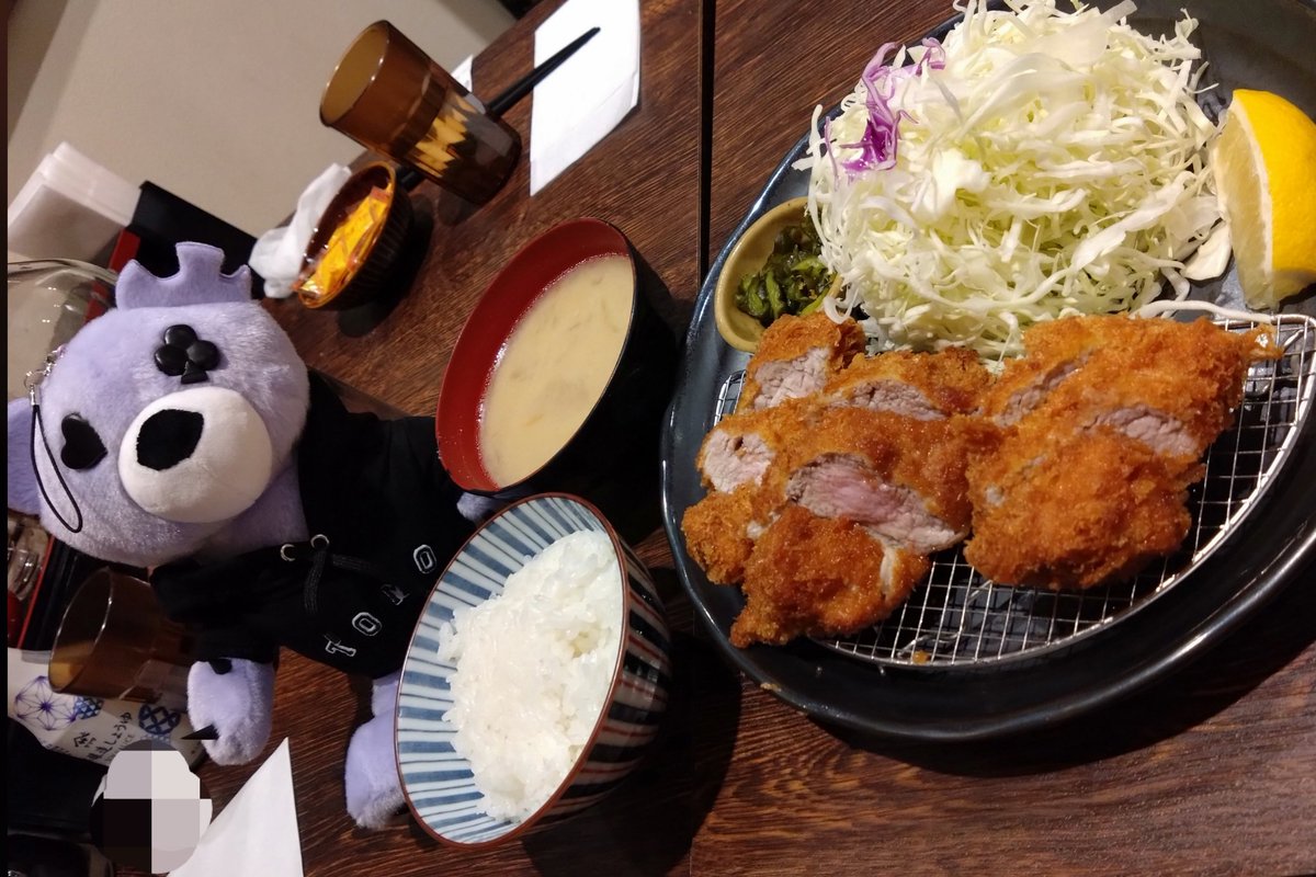 yun_ppp0409's tweet image. 予定したときは、山Pがロンドンとは思ってもみなかったけど…🤣

12日お昼ご飯には、山Pが食べたヒレカツを。

山Pと同じヒレカツも親友が食べたロースカツもめちゃくちゃ柔らかくてすごく美味しかったよ

カウンターは満席で、テーブル席を案内されちゃったけど満足❤

#山下智久 やまぴー
#P活