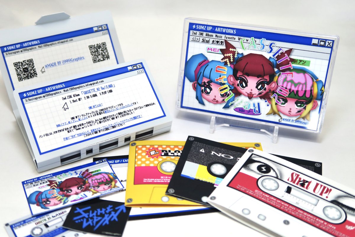 1999Graphics's tweet image. 【 #デザフェス グッズ紹介③📢】

📖ZINE Album 1st💿&amp;amp;2nd📼
📖各700円

架空のジャケットビジュアル等を中心にデザインし、まとめたZINEを2種類発売します！
1stがCD、2ndがカセットテープがメインとなっており、ZINEには曲ごとテーマなどの設定も載せてあります！
ぜひお手に取ってご覧ください！