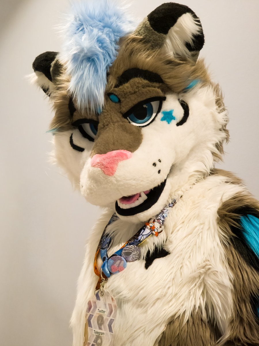 Hey you! Do you like paws?
#fursuitfriday