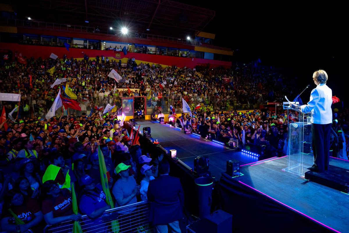 BCarikeo's tweet photo. Los cierres de campaña son una demostracion de recursos, logística y puesta en escena. En 1989 Büchi lleno total el Nacional y perdió, Lagos el 99 lleno un tramo de la Alameda  y ganó por poco, El Apruebo cerró con un lleno enorme y perdió. Yo no cambio mi voto #EvelynPresidenta https://t.co/9YGqMW98oB