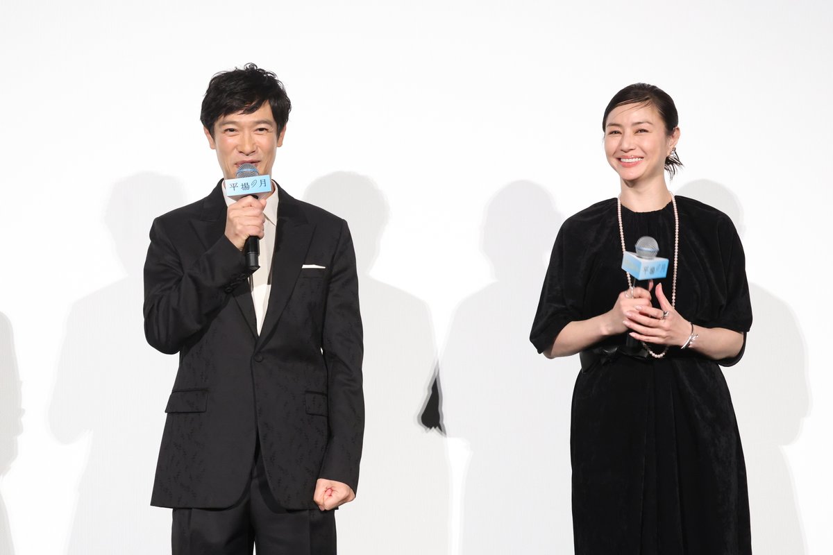 hirabanotsuki's tweet photo. 『#平場の月』初日舞台挨拶開催🌙
本編上映後にキャストの皆さんが登場！

ご来場いただいたみなさんの
スタンディングオベーションに
キャストのみなさんも心を打たれていました💐

映画は本日より全国公開です！
ぜひお楽しみください🎬

#堺雅人 #井川遥 #坂元愛登 #一色香澄 #土井裕泰 監督 https://t.co/6Pf1drF0VX