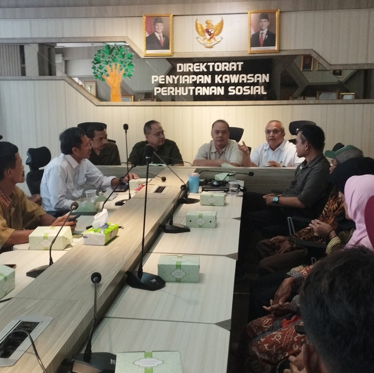 Audiensi pengajuan izin perhutanan sosial utk wil tata kelola Kecamatan Kawunganten dan Bantarsari, Cilacap di Direktorat Persiapan Perhutanan Sosial, Rabu (12/11). Petani sujud syukur. <a href="/kemenhut_ri/">Kementerian Kehutanan RI</a> <a href="/RajaJuliAntoni/">Raja Juli Antoni, MA., Ph.D.</a> <a href="/sigitwid/">Sigit Widodo</a> <a href="/kokokdirgantoro/">Kokok Herdhianto Dirgantoro</a> <a href="/desamembangun/">Desa Membangun</a> #lestari #petanihutan