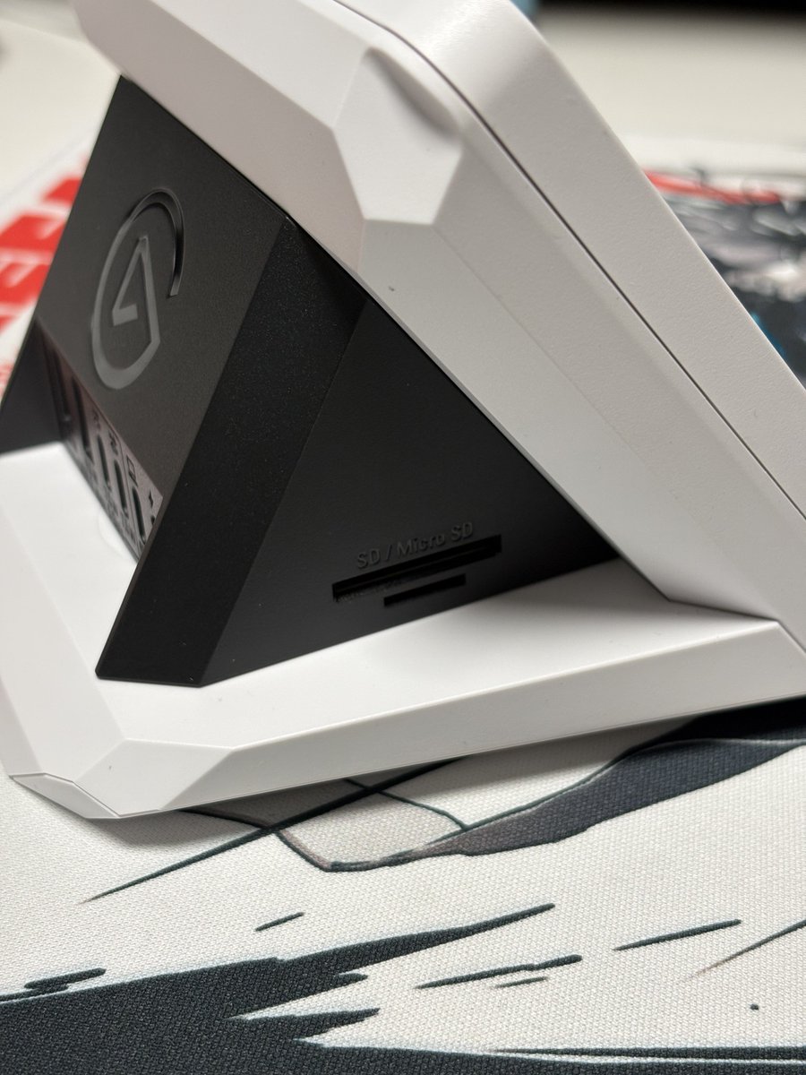 shon_YouTube's tweet image. elgato USB HUBを買ってStream Deck＋をアップグレードした✌️

ネジ2本外してHUB付けてまたネジ2本締めるだけ😳
メモリーカードも挿せてUSBも増設出来て正面から見たら分からない👍

Stream Deck＋を持ってる人は是非使ってみてね✌︎('ω')✌︎
#elgato