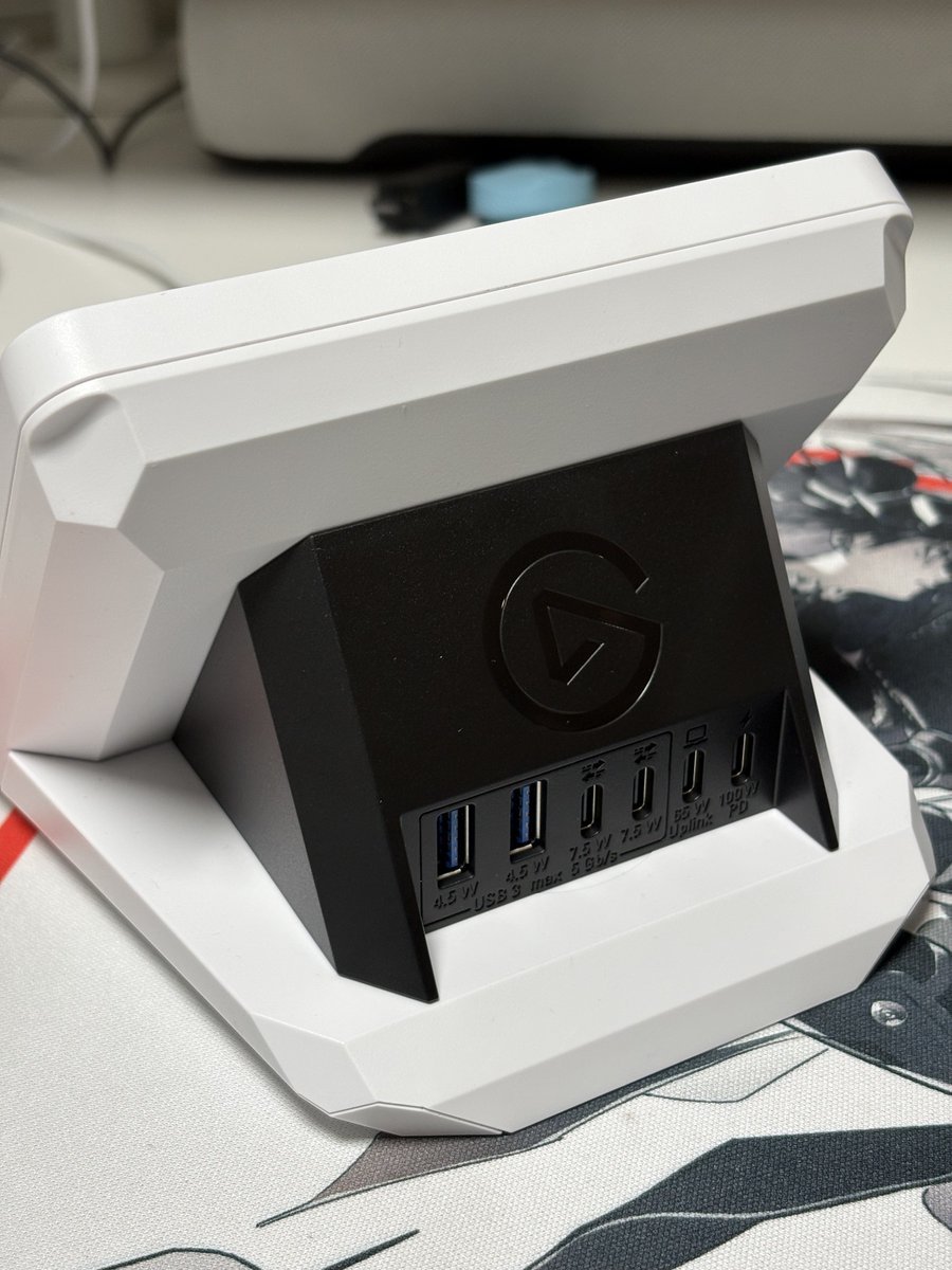 shon_YouTube's tweet image. elgato USB HUBを買ってStream Deck＋をアップグレードした✌️

ネジ2本外してHUB付けてまたネジ2本締めるだけ😳
メモリーカードも挿せてUSBも増設出来て正面から見たら分からない👍

Stream Deck＋を持ってる人は是非使ってみてね✌︎('ω')✌︎
#elgato