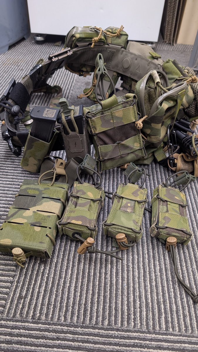マルチカムトロピックのポーチ増殖した☺️
ファーストラインのライフル用マグはスマホ入れやすいStagehand Tactical制に決定
ハンドガン用はもう付けるとこないね…