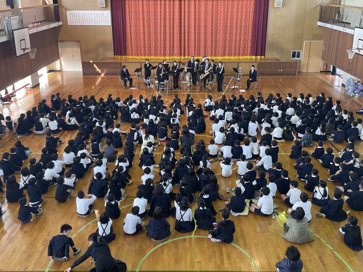 本日は広島市内の小学校にて、広島ウインドオーケストラ、フレキシブルアンサンブルチームによる芸術鑑賞会が行われました。
元気いっぱいな小学生たちに迎えられ、大盛り上がりの鑑賞会になりました。
↓