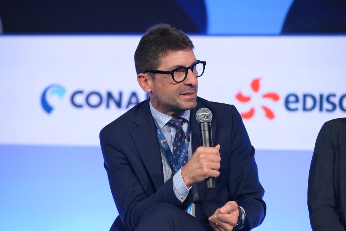 conai's tweet image. Economia circolare, sviluppo locale e collaborazione tra territori: un binomio che fa la differenza.

Nel corso del panel “Sostenibilità: denominatore locale” alla 42ª Assemblea Annuale @comuni_anci, il nostro vicedirettore generale Fabio Costarella ha evidenziato come l’economia…