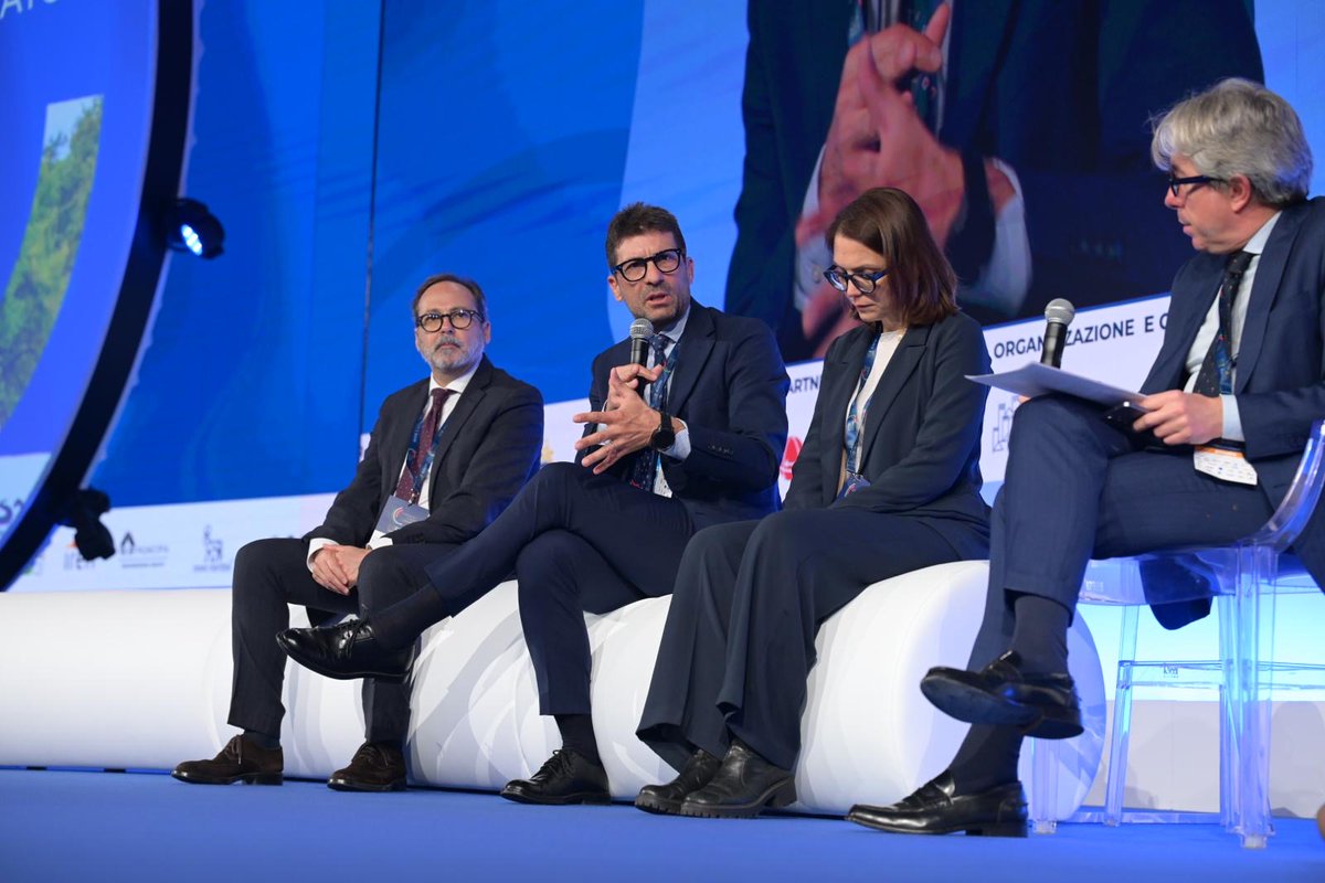 conai's tweet image. Economia circolare, sviluppo locale e collaborazione tra territori: un binomio che fa la differenza.

Nel corso del panel “Sostenibilità: denominatore locale” alla 42ª Assemblea Annuale @comuni_anci, il nostro vicedirettore generale Fabio Costarella ha evidenziato come l’economia…