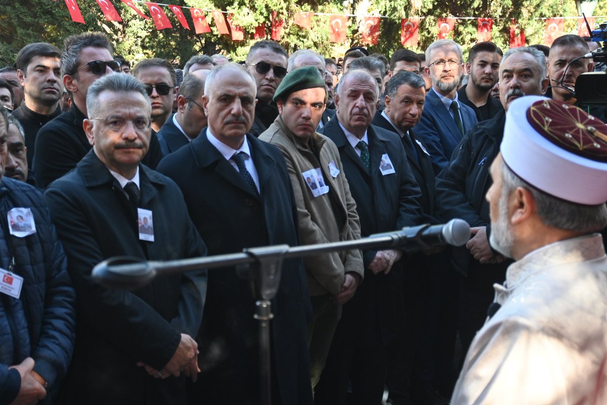 Azerbaycan'dan kalkan C-130 tipi kargo uçağının Gürcistan sınırında düşmesi sonucu şehit olan kahraman subaylarımızdan Şehit Hava Uçak Bakım Üsteğmen Emre Mercan için Eskişehir'de düzenlenen cenaze törenine katıldık.

Bu vesile ile aziz şehitlerimizi bir kez daha saygı ve