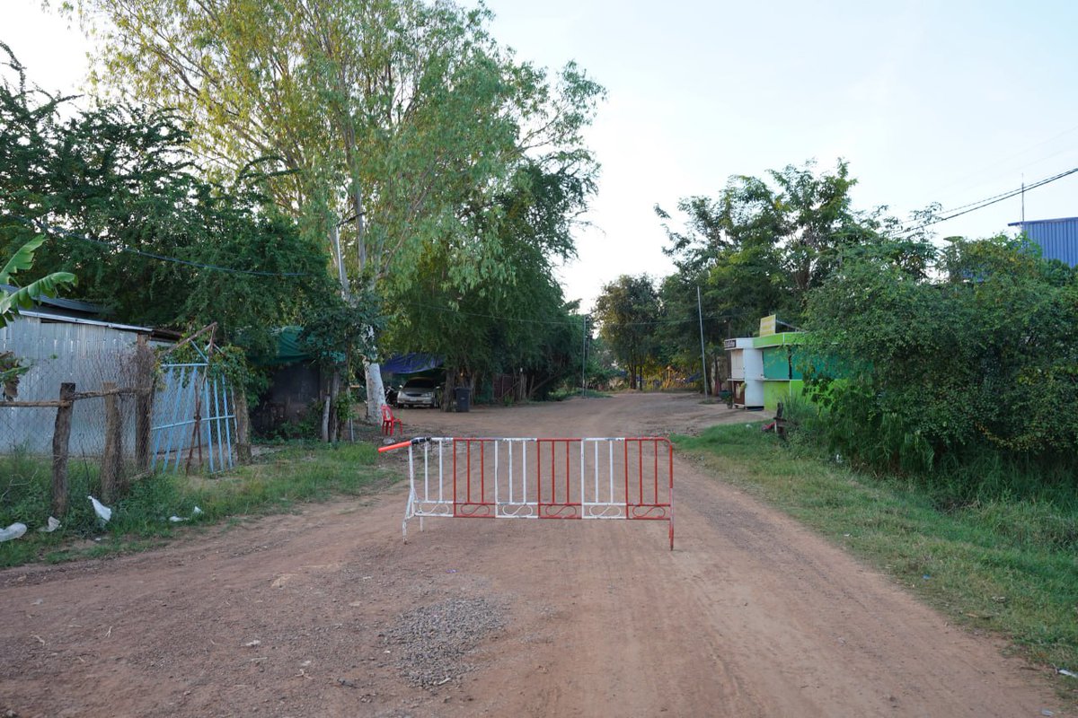 ទិដ្ឋភាព និងសកម្មភាពនានារបស់ប្រជាពលរដ្ឋនៅក្នុងភូមិជោគជ័យ ឃុំអូរបីជាន់ ស្រុកអូរជ្រៅ ខេត្តបន្ទាយមានជ័យ នាល្ងាចថ្ងៃសុក្រ ទី១៤ ខែវិច្ឆិកា ឆ្នាំ២០២៥។