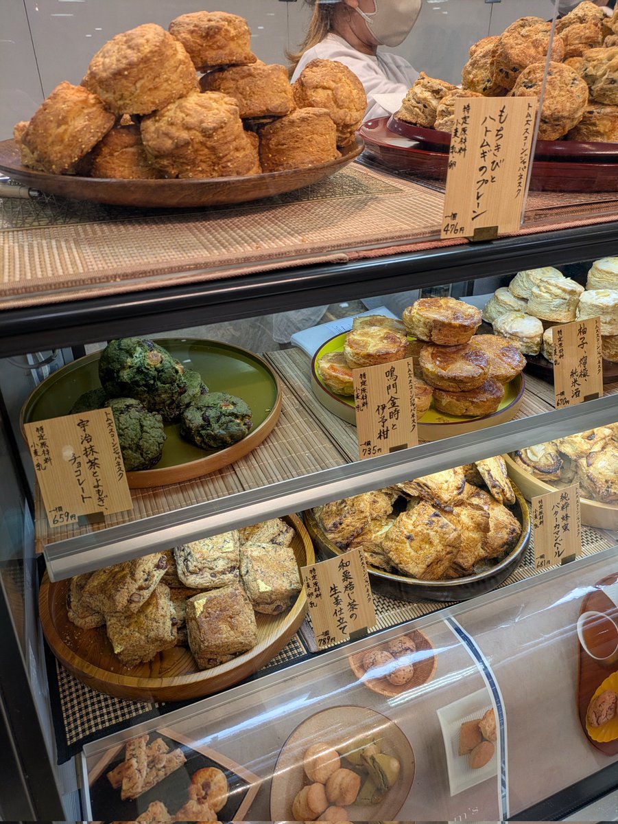 kuma_rinako's tweet photo. #トムズスコーン 
日本らしいスコーン盛りだくさん。
もちきび・実山椒・青海苔塩・バターカマンベール購入。食べるのは明日🍴
#丸井今井　#スコーン　#スコパ https://t.co/vnicrrtyEZ
