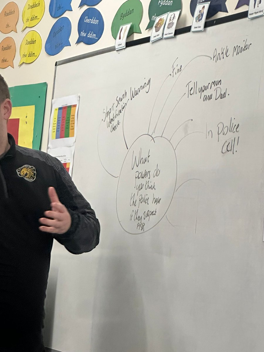 CefnCouncil's tweet image. 🔥 Week 4 at @YsgolMinyDdol!

Years 4–6 took part in our #StayOnSide session with Community Development Officer @AndrewRuscoe .

👣 Learned the impacts of ASB

⚖️ Discovered you can be convicted from age 10

📝 Explored what a DBS check is 

Funded by @TNLComFundWales