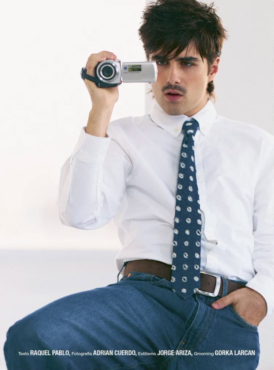 sale guapísimo….. el pelo el outfit y la camara chefs kiss