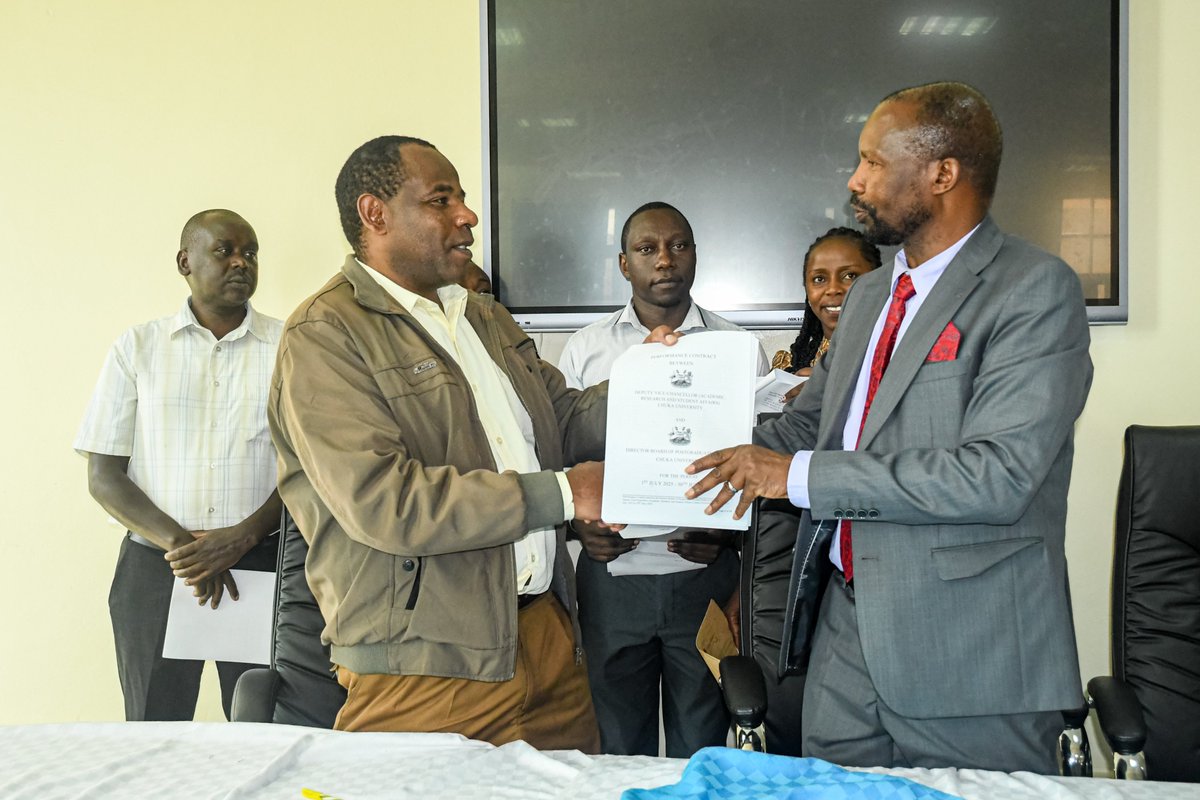 chuka__uni's tweet image. Deans and Directors in the Academic Division sign the 2025/2026 Performance Contact. #knowledgeiswealth #chukauniversity chuka.ac.ke