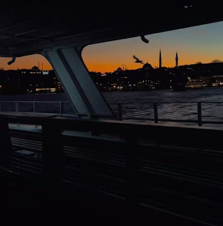 "1 yıl sonraya not;
Saçlar uzar, zor günler
aşılır, kalp iyileşir ve zaman, her şeyi yerli yerine koyar"