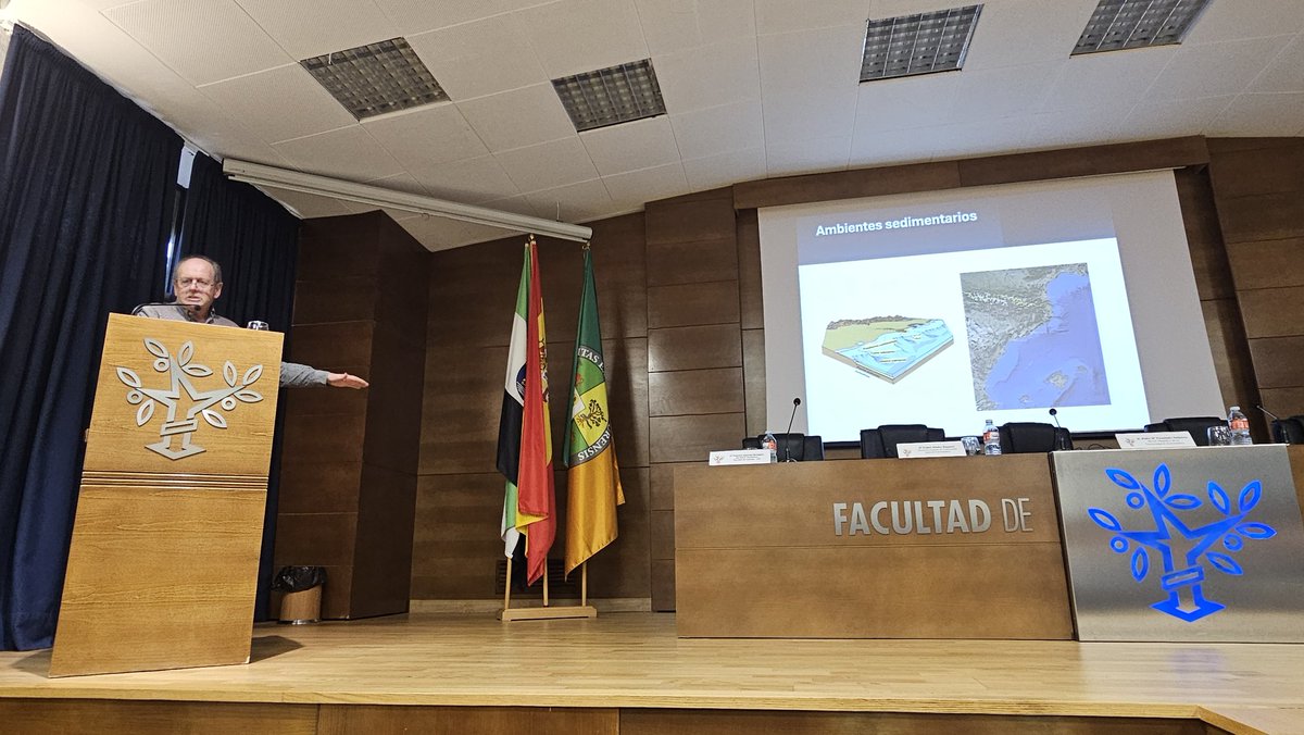 Comienza el Acto Académico de la celebración del patrón de @cienciasuex con la conferencia del Dr. Teodoro Palacios sobre el Geoparque Villuercas-Ibores-Jara
<a href="/UExDivulga/">Cultura Científica UEx</a>
<a href="/infouex/">UEx</a>