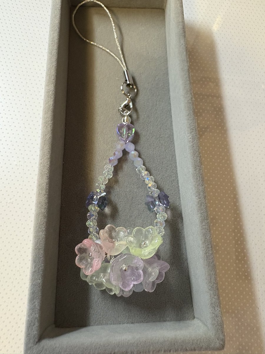 RuruStones's tweet photo. 夜光効果すずらんチャーム
ストラップ部分水晶

600円✨️

 #京の黒猫堂 https://t.co/Qhe6ELV5gZ