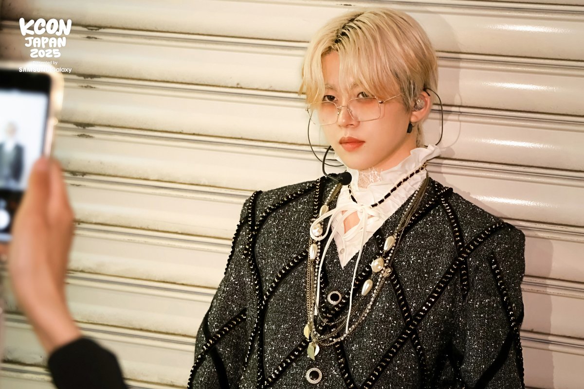 kconjapan's tweet photo. [#KCONJAPAN2025] BACKSTAGE PHOTO DUMP 📸✨

エネルギーが止まらないバックステージへようこそ！
推しのK-POPスターと間近で触れ合い、普段は見られない特別な瞬間を体験してみてください👀⚡️ 

*すべてのコンテンツはアーティストおよび現場の状況により運営されます。

-
KCON JAPAN 2025
MAY 9-11
Makuhari Messe

Let's #KCON