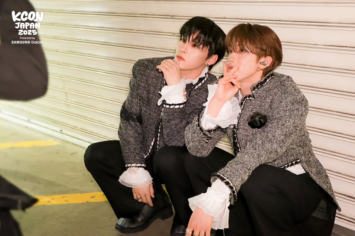 kconjapan's tweet photo. [#KCONJAPAN2025] BACKSTAGE PHOTO DUMP 📸✨

エネルギーが止まらないバックステージへようこそ！
推しのK-POPスターと間近で触れ合い、普段は見られない特別な瞬間を体験してみてください👀⚡️ 

*すべてのコンテンツはアーティストおよび現場の状況により運営されます。

-
KCON JAPAN 2025
MAY 9-11
Makuhari Messe

Let's #KCON