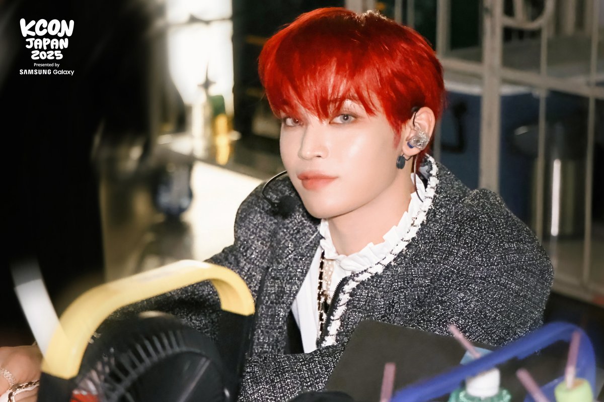 kconjapan's tweet photo. [#KCONJAPAN2025] BACKSTAGE PHOTO DUMP 📸✨

エネルギーが止まらないバックステージへようこそ！
推しのK-POPスターと間近で触れ合い、普段は見られない特別な瞬間を体験してみてください👀⚡️ 

*すべてのコンテンツはアーティストおよび現場の状況により運営されます。

-
KCON JAPAN 2025
MAY 9-11
Makuhari Messe

Let's #KCON
