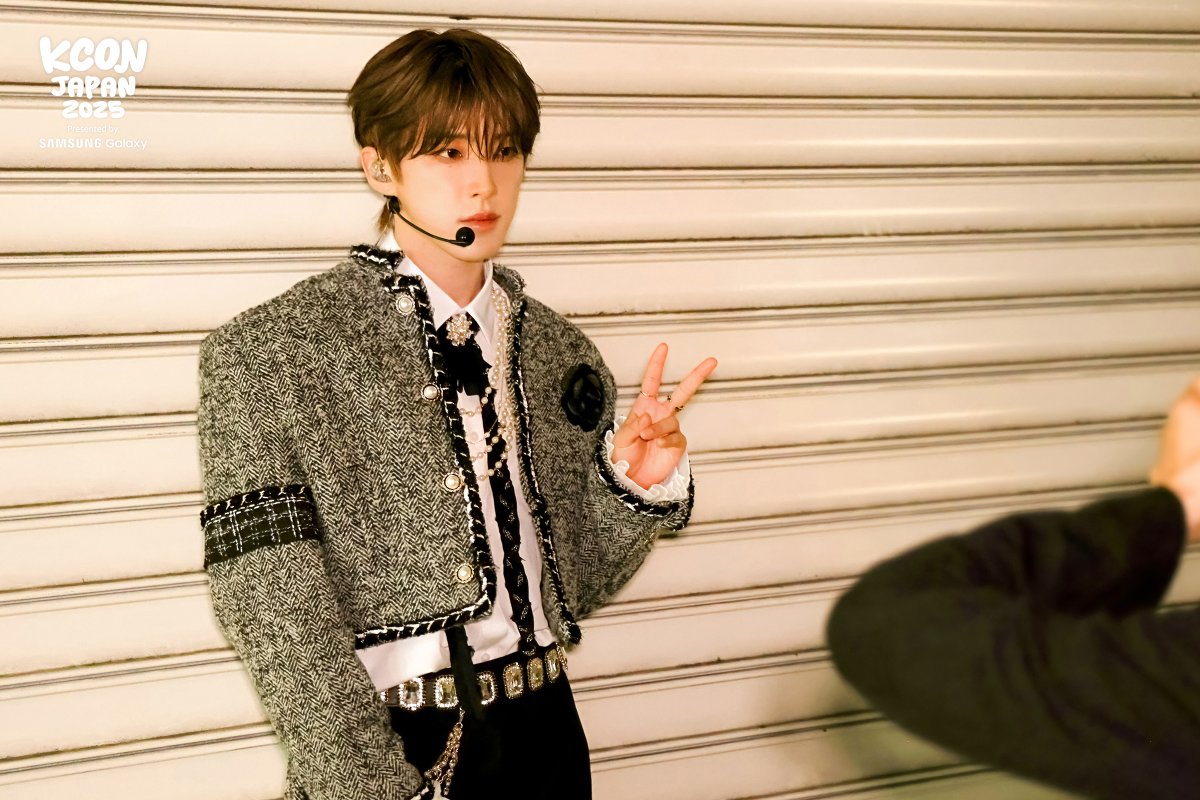 kconjapan's tweet photo. [#KCONJAPAN2025] BACKSTAGE PHOTO DUMP 📸✨

エネルギーが止まらないバックステージへようこそ！
推しのK-POPスターと間近で触れ合い、普段は見られない特別な瞬間を体験してみてください👀⚡️ 

*すべてのコンテンツはアーティストおよび現場の状況により運営されます。

-
KCON JAPAN 2025
MAY 9-11
Makuhari Messe

Let's #KCON