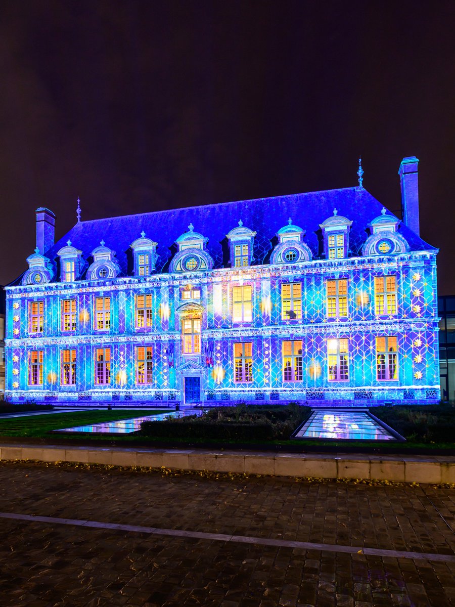 ChartresLumiere's tweet photo. 🎅  Préparez-vous à vivre la magie des fêtes avec @ChartresLumiere ! 🍭🎆 Du 29 novembre au 4 janvier, les monuments de Chartres seront illuminés par des scénographies racontant des histoires de Noël. 📢 ► https://t.co/p9mW4FwuOM
#Chartres #illumination #Noël ​@VilledeChartres https://t.co/owcnS6lNHf
