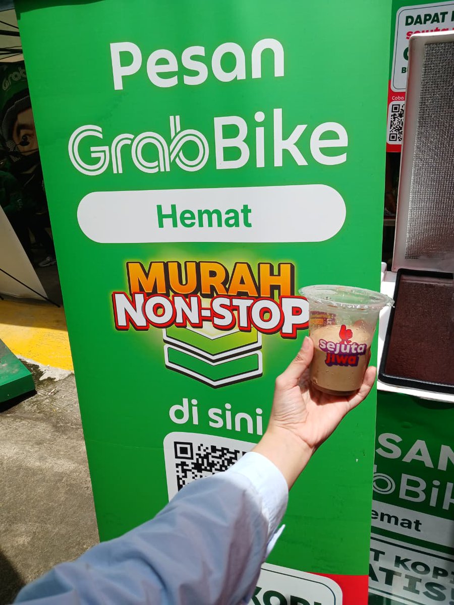 mekdiboso's tweet image. gue: “nggak ngopi dulu ah biar hemat.” grab: “nih gratis.” gue: “yaudah boleh deeehhh”