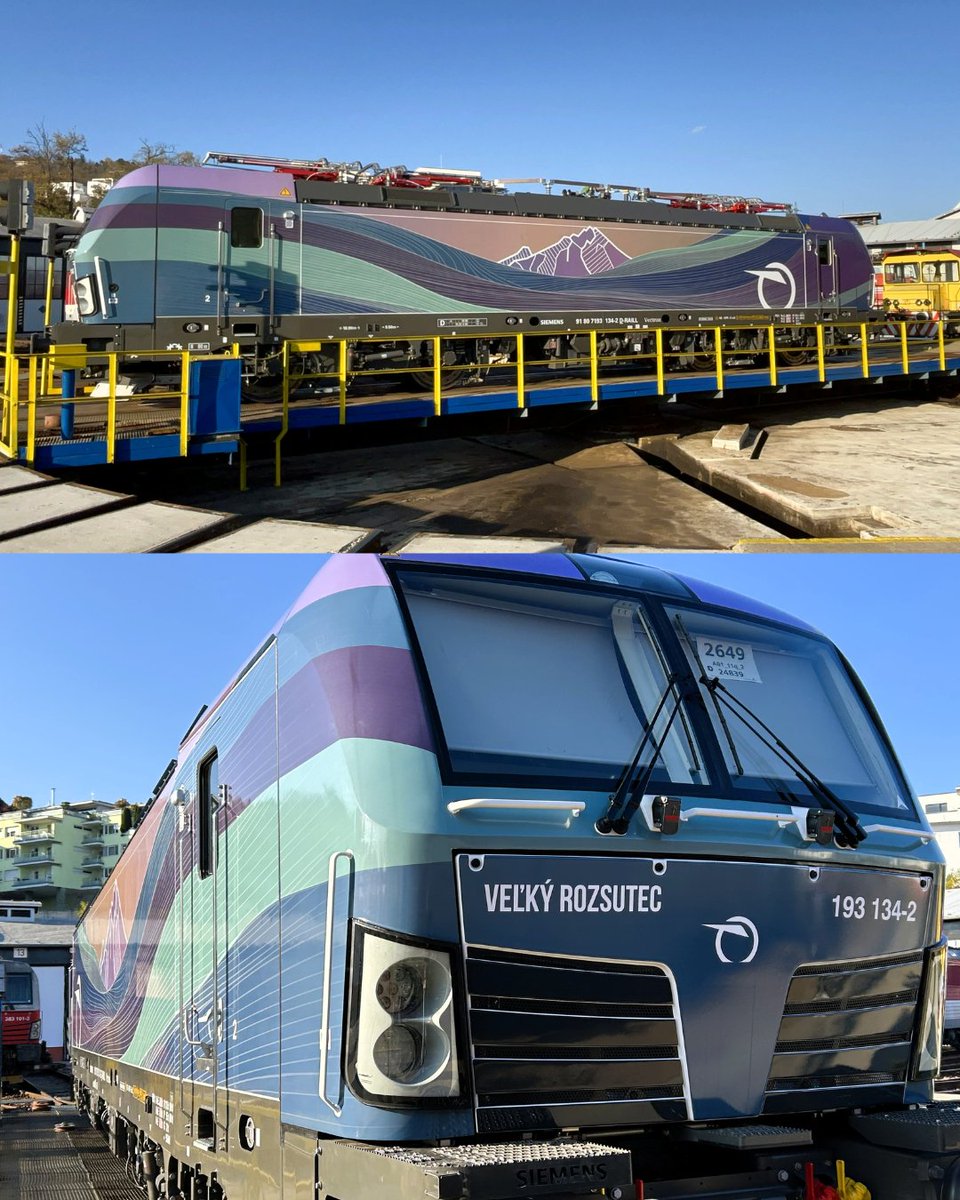 zssk_official's tweet photo. 🚆 Nový rušeň VECTRON vyráža na trať už zajtra. 

VRŠATEC - zajtra ráno na linke EX607. Najmodernejšie rušne sú vybavené ETCS Level 2, ktorý neustále sleduje rýchlosť vlaku, jeho polohu aj povolenia na jazdu. ➡️ Výsledkom je vyššia bezpečnosť pre cestujúcich aj rušňovodičov. https://t.co/6uzn2jG1O3