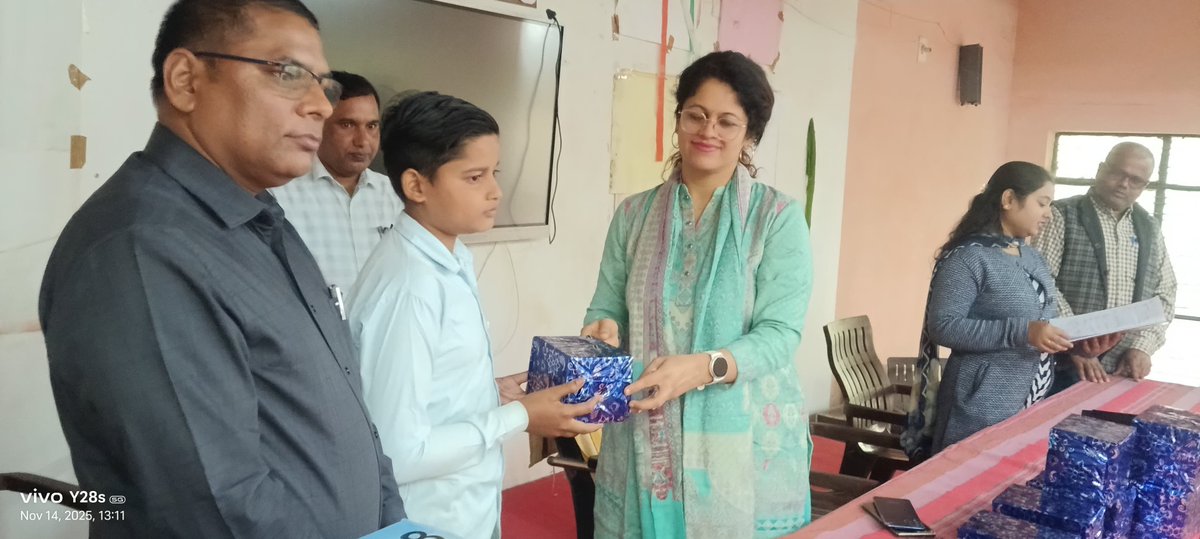 14 नवम्बर, बालदिवस के अवसर पर आज पी.एम.श्री राजकीय इंटर कालेज,महोबा का निरीक्षण किया गया।इस दौरान कालेज परिसर में संचालित छात्रावास का निरीक्षण कर व्यवस्थाओं को दुरुस्त कराने तथा डिजिटल लाइब्रेरी स्थापित कराये जाने हेतु संबंधित को निर्देशित किया,तदोपरांत छात्रों द्वारा कालेज में