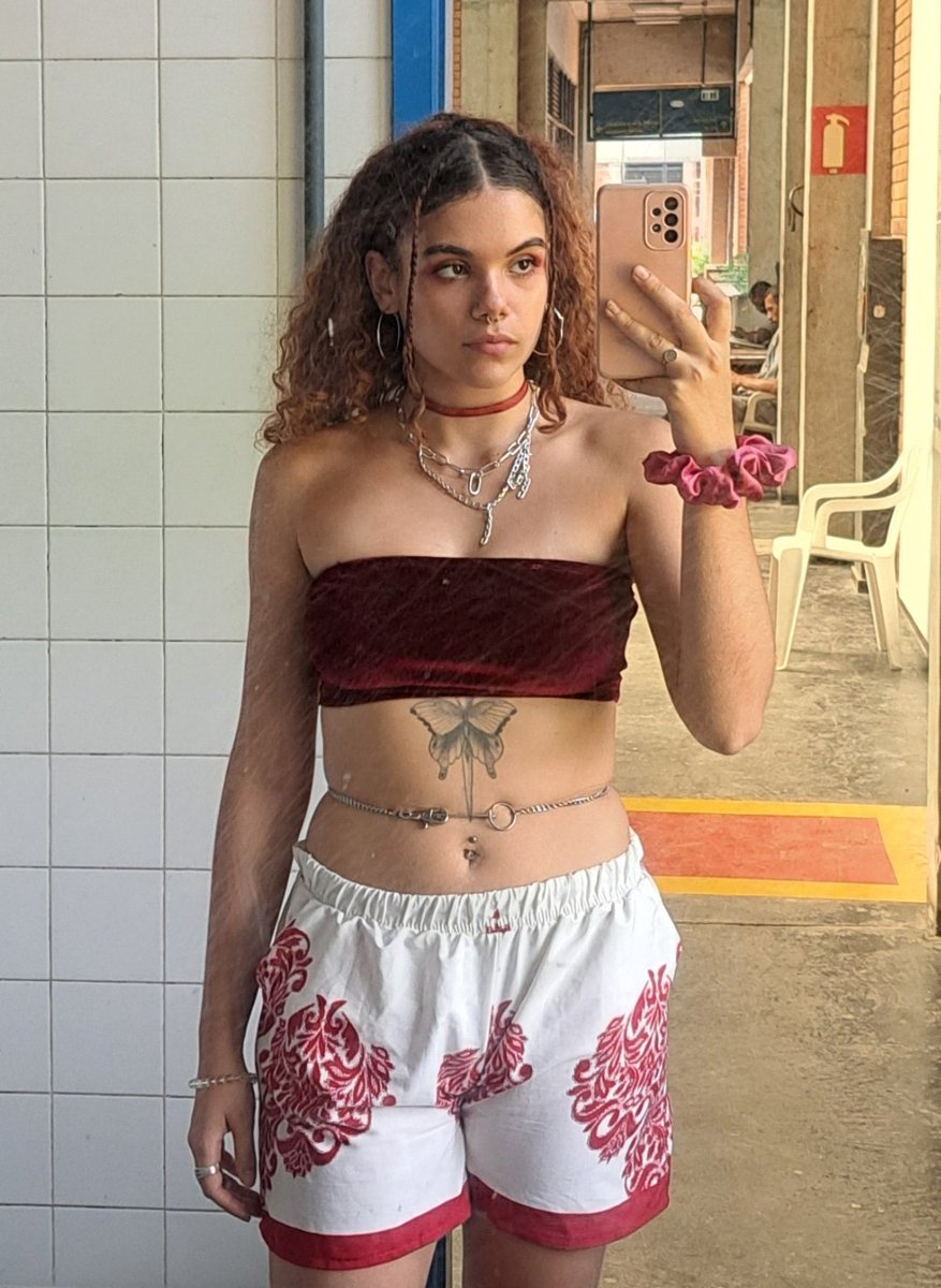 astarwitch's tweet image. diva eu recebo bolsa de monitoria da ufmg ou seja uma banca de professores me escolheu para estar na folha de pagamento da universidade e eu apareço na aula desse jeito vcs são mt bobinha e sem sal uma coisa nao tem nada a ver com a outra