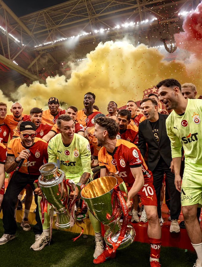 Sarah💛❤️ tweet media