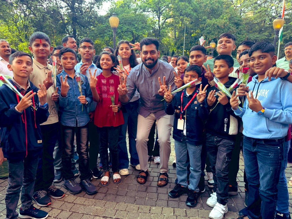 omkarasks's tweet image. हा क्षण ऐतिहासिक आहे.. पुणे झेडपीचे विद्यार्थी NASAला निघालेत. जिल्हावार परीक्षा झाल्यानंतर या २५ जणांची उपक्रमासाठी निवड झाली. पुढचे १०-१५ दिवस सगळे विविध उपक्रमात भाग घेतील. इतिहासात पहिल्यांदा सरकारी शाळेची मुले अभ्यासक्रमात सहभागी झालेत. सगळ्यांचं अभिनंदन!
@PuneZp