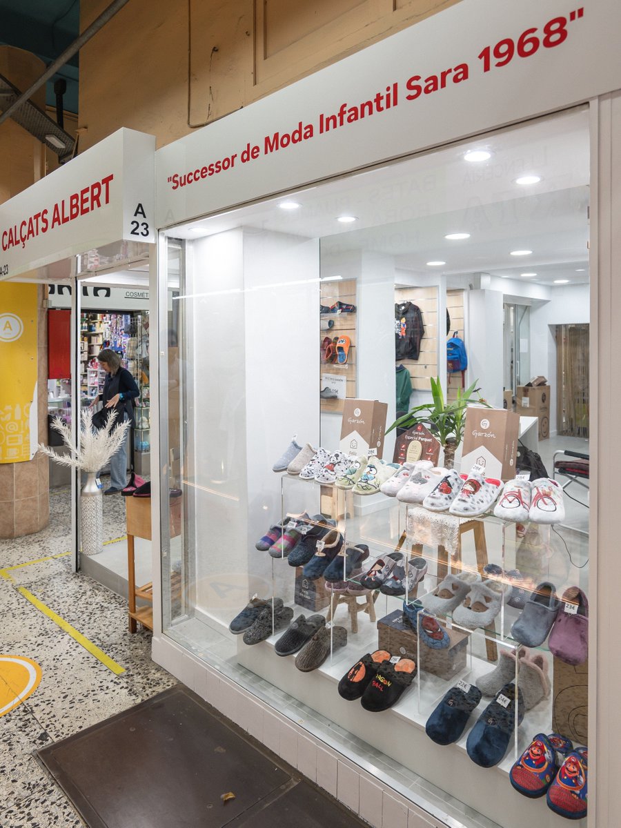 Així de bonica ha quedat la nova botiga d'Albert Calçats després de la reforma que han fet aquestes darreres setmanes. Molta sort en aquesta nova etapa, Albert!
Per cert, revisant bé les fotos podreu veure un detall que ens ha encantat trobar. Sabeu quin és?