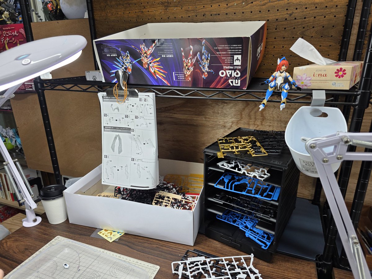 今日のお客様 プラモは？笑 お菓子開封に来られました