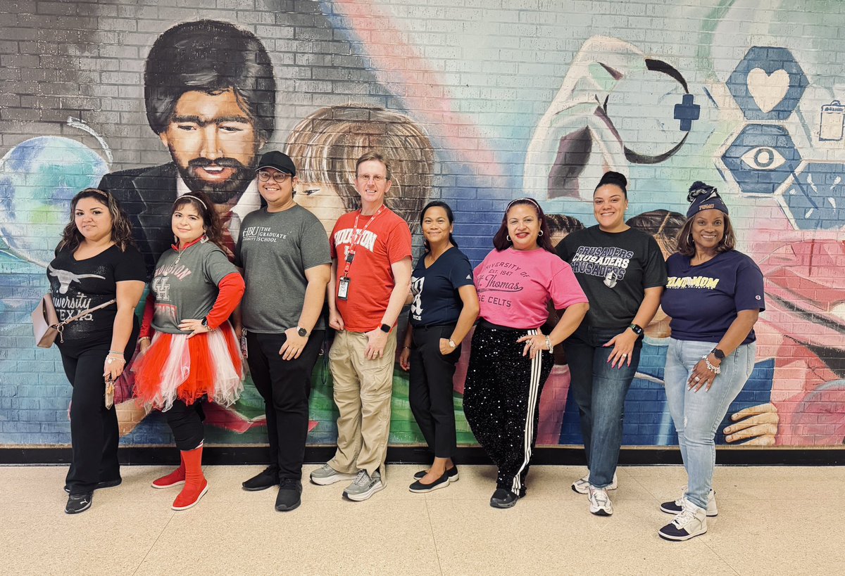 🎓🎓🎓GenTx Week Day 4, today we are wearing a university shirt to promote college awareness.We remind ourselves that learning can take us anywhere. Every goal you set is a step toward your future. Keep trying, keep dreaming and believe in the amazing places you can go.
Día 4 de