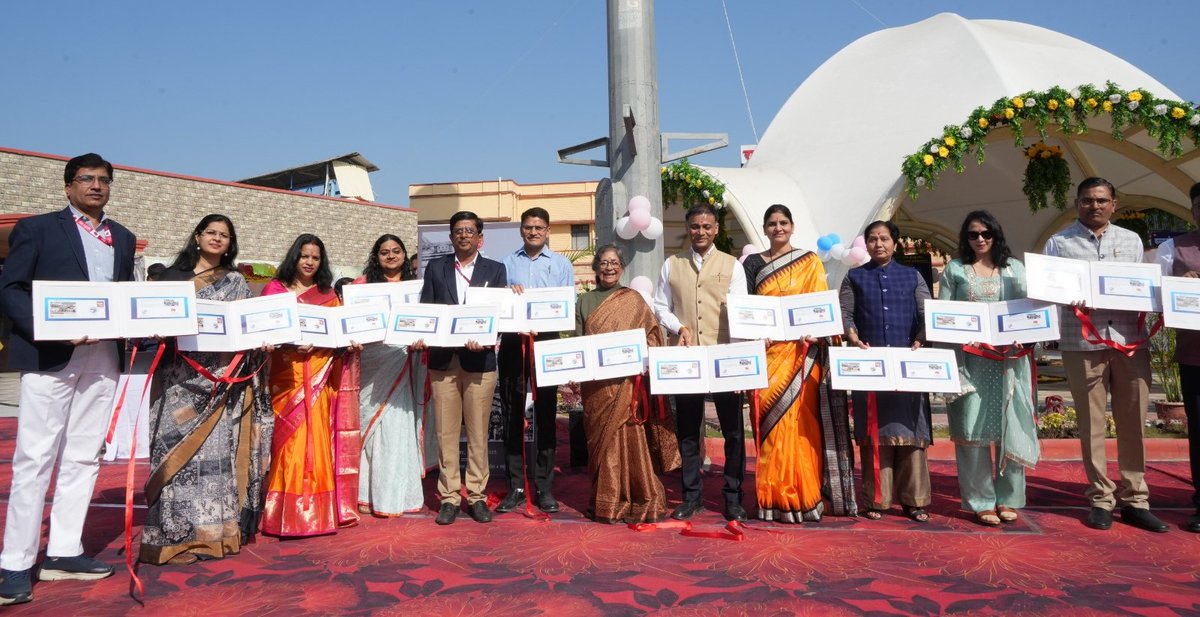 IndoreRegion's tweet image. पश्चिम रेलवे के रतलाम स्टेशन के गौरवशाली 100 वर्ष पूर्ण  होने के अवसर पर आज रतलाम संभाग में रेलवे स्टेशन पर आयोजित कार्यक्रम में रेलवे एवं डाक विभाग के अधिकारियों के द्वारा एक विशेष आवरण एवं विरूपण मोहर का विमोचन किया गया ।  
@JM_Scindia 
@IndiaPostOffice