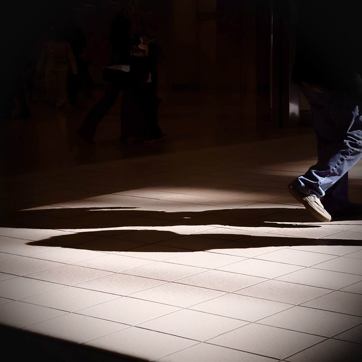 killeen842's tweet photo. Caught Between Departures
#streetphotography #UrbanVibess #StreetVision #ExploreMore #iphonephotography #AirportVibes #TravelShorts #PeopleInTransit https://t.co/7X4cPXS0UJ
