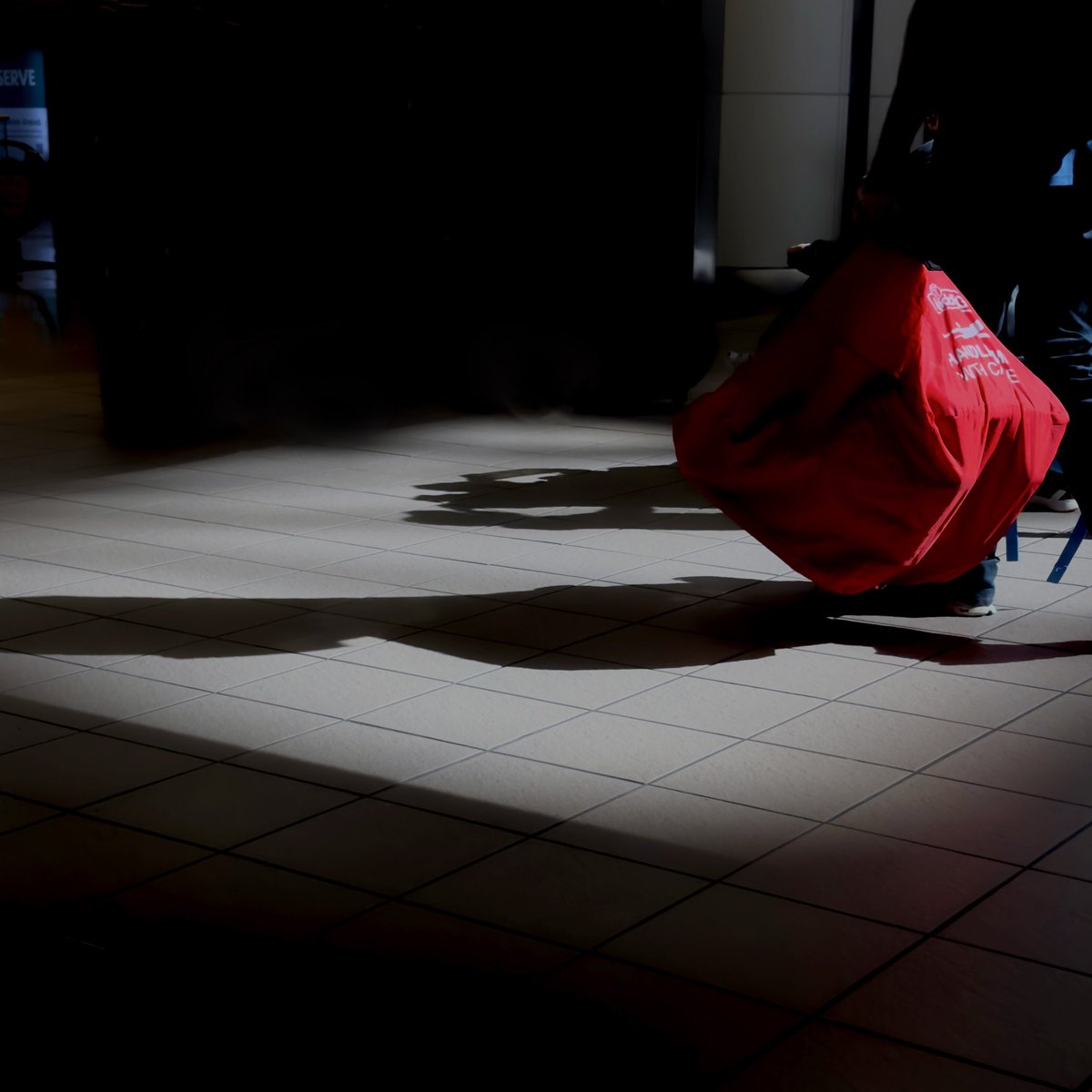 killeen842's tweet photo. Caught Between Departures
#streetphotography #UrbanVibess #StreetVision #ExploreMore #iphonephotography #AirportVibes #TravelShorts #PeopleInTransit https://t.co/7X4cPXS0UJ