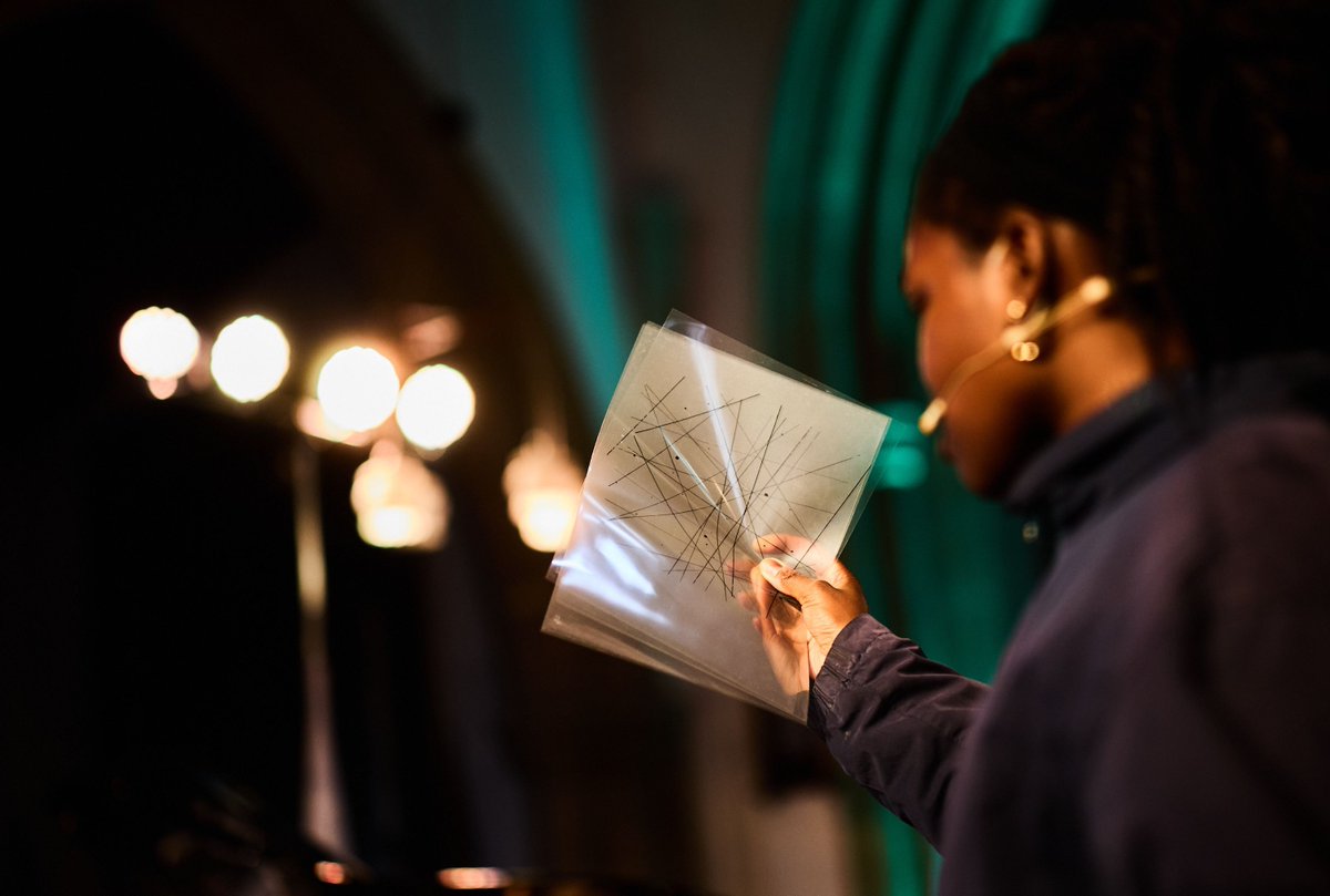 🎶 Great photo by <a href="/tomsdinner/">Tom Bowles</a> of <a href="/Ldn_Sinfonietta/">London Sinfonietta</a> in Cage/Boulez Letters with @tdpkemp and actress Francesca Amewudah-Rivers 🎶 

"The concert was fantastic - imaginative, inventive and a joy to watch...it was a delight to discover contemporary music of this calibre happening in
