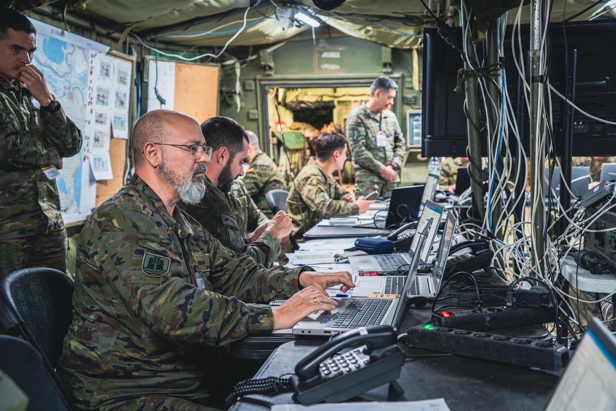 FUTER_ET's tweet photo. La #BrigadaGuzmánelBueno adiestra su sistema de mando y control conduciendo una operación ofensiva de alta intensidad en el ejercicio ‘Égida 25’ aplicando el nuevo procedimiento operativo de puestos de mando adaptado al ‘Concepto de Fuerza 35’.
#40AniversarioBRIX
#SomostuEjército https://t.co/Co2dvvNMDe