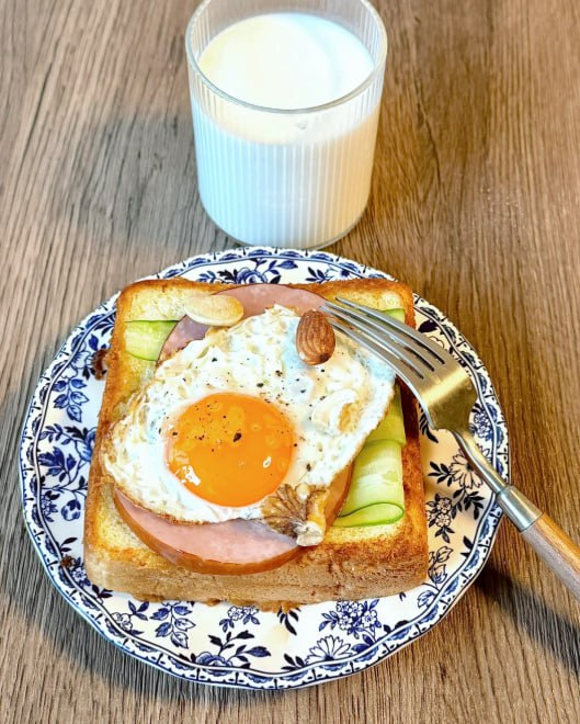 Paulobrunorego's tweet photo. 1. Fry the ham and eggs in olive oil.
2. Re-toast the toast and spread with salad dressing.
3. Top with the ham and fried eggs. Sprinkle with black pepper, salt, and nuts. https://t.co/ZWr4vaFVKD