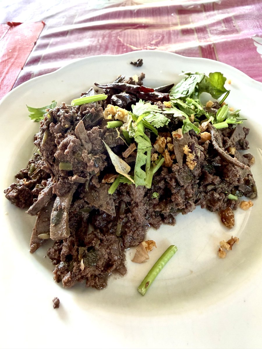 captainnerd23's tweet image. ยังไม่โพสต์เรื่องงานอีก!! 

มาเชียงใหม่รอบนี้อาหารที่กินฉ่ำสุดคือลาบครับ มาแค่ 4 วันกินลาบไป 3 มื้อได้ 55555

ผมชอบทั้งลาบเหนือและลาบอีสาน เพราะให้ความรู้สึกดีคนละแบบ 

ลาบอีสานให้รสที่ซับซ้อน ตีกันไปตีกันมาอยู่ในปากแล้วสนุกดี

ส่วนลาบเหนือให้กลิ่นที่ถึงใจ…