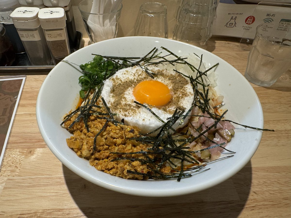 kerokokoa's tweet photo. コインランドリーまぜそばリベンジで今度はカレーまぜそば
個人的には肉味噌よりこっちのが美味しかったー
奥に見えてる花山椒追加するとさらによいお味でした https://t.co/M3mfRAidRr