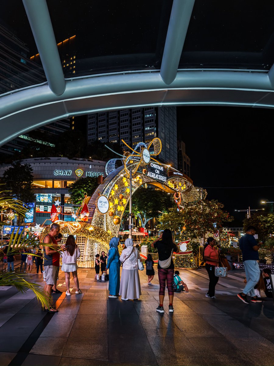 javanng's tweet image. No snow, just sparkle — The glittering archway (in front of ION Orchard) makes it feel like Christmas anyway 🌟🇸🇬

#ChristmasOnAGreatStreet #OrchardRoad #Singapore #CityVibes #festivevibes #visitsingapore #SG60