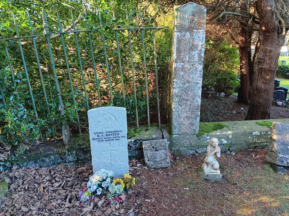 BrianWITGuy's tweet image. Lovely day for #EOHO inspection at Tillicoultry Cemetery &amp;amp; nice to see some flowers/poppies at a couple of the @cwgc graves #WW1 #WW2 #LestWeForget #Remembrance